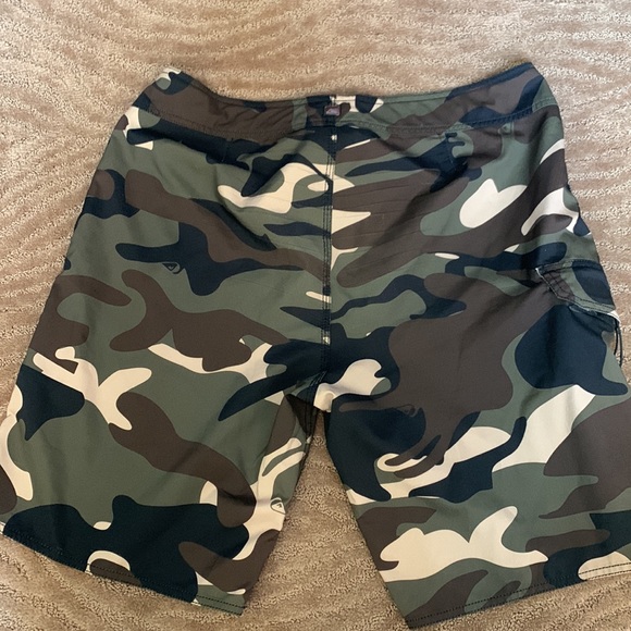 Quicksilver Camo Board Shorts, Size 36. - Picture 4 of 10